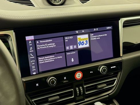 Certified 2025 Porsche Macan AWD/4WD image 18