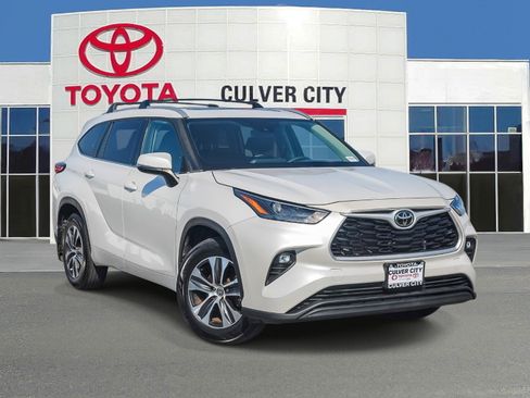 Used 2022 Toyota Highlander XLE FWD image 1