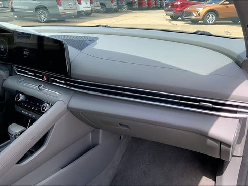 Used 2025 Hyundai Elantra SEL FWD image 17