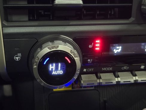 Used 2024 Toyota Tacoma TRD Off-Road image 9