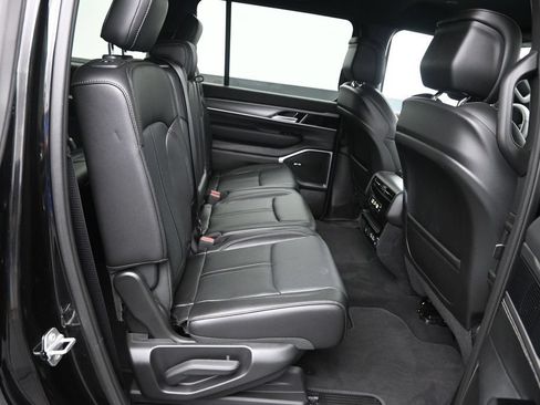 Used 2025 Jeep Wagoneer 4WD image 36
