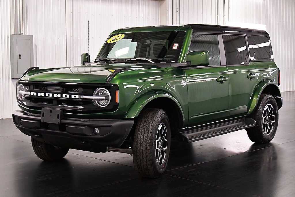 Used 2025 Ford Bronco Outer Banks AWD/4WD image 3