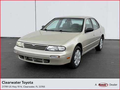 Used 1995 Nissan Altima SE image 1