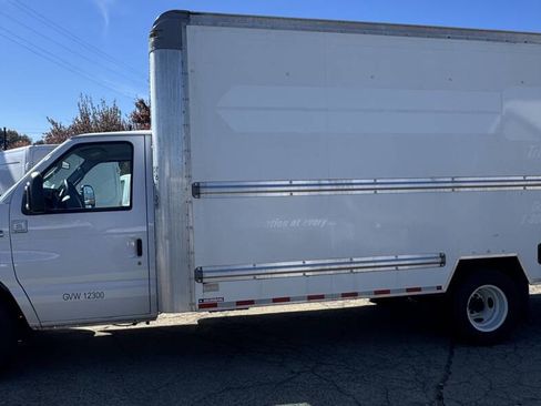 Used 2022 Ford E-350 and Econoline 350 Super Duty image 2