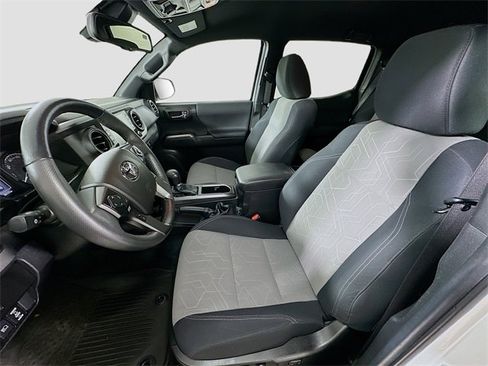 Used 2022 Toyota Tacoma TRD Off-Road image 18