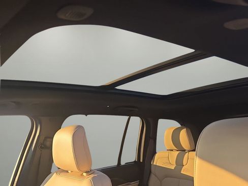 Used 2024 Jeep Grand Cherokee Limited w/ Luxury Tech Group II image 3