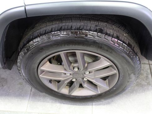 Used 2017 Jeep Grand Cherokee Laredo image 33