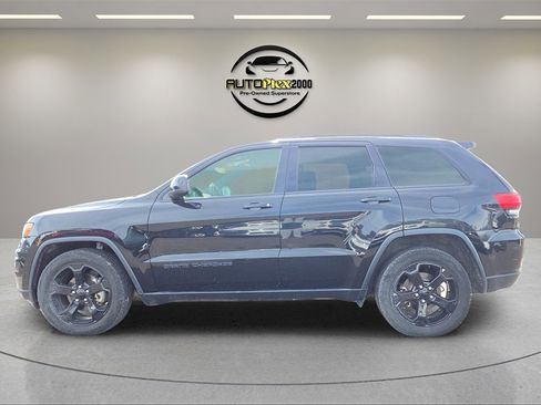 Used 2019 Jeep Grand Cherokee Laredo image 4