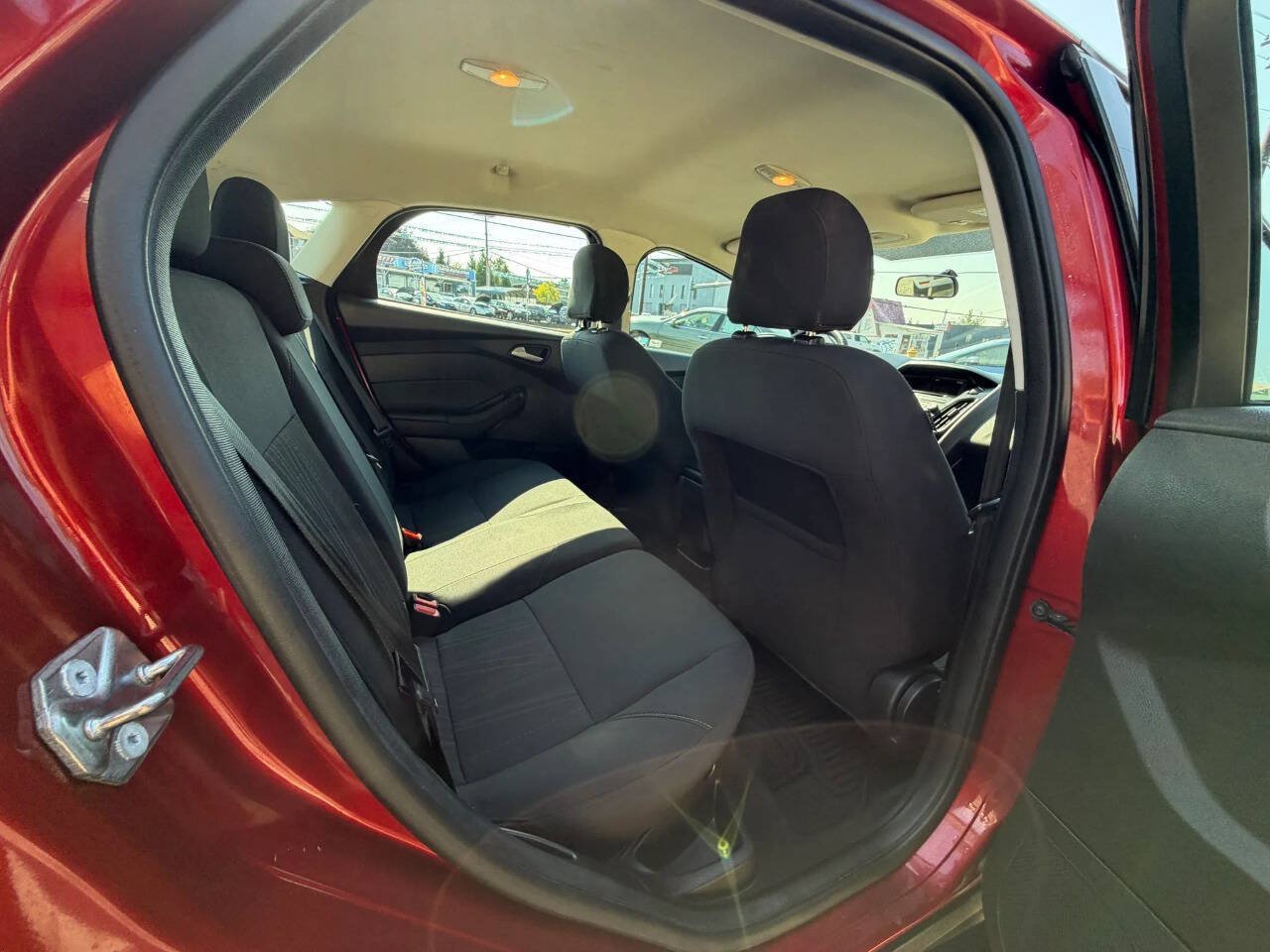 Used 2017 Ford Focus SE w/ Cold Weather Package FWD image 17