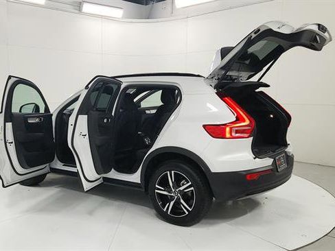 Used 2024 Volvo XC40 B5 Core image 30