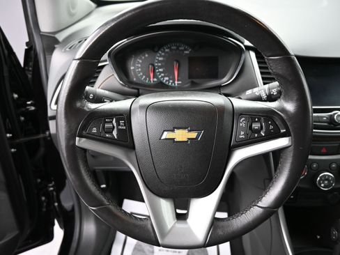 Used 2022 Chevrolet Trax LT w/ Midnight Edition image 10