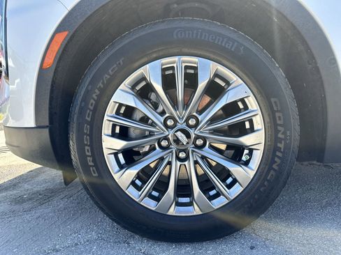 Used 2024 Cadillac XT4 Premium Luxury w/ Technology Package FWD image 18
