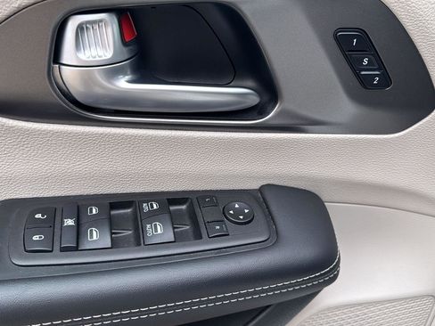 Used 2024 Chrysler Pacifica Touring-L image 12