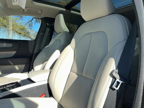 Certified 2023 Volvo XC40 B5 Plus w/ Protection Package Premier image 12