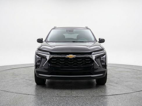 Used 2025 Chevrolet Trax LT FWD image 2