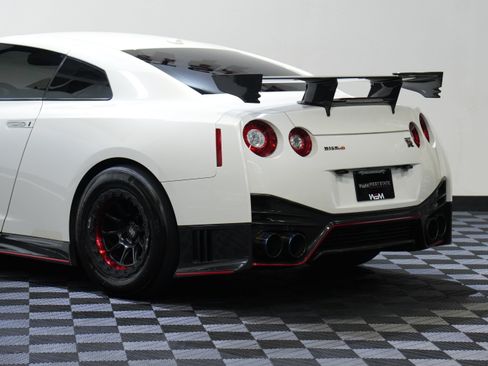 Used 2016 Nissan GT-R NISMO AWD/4WD image 17
