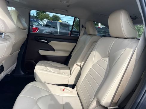 Used 2020 Toyota Highlander XLE AWD/4WD image 15