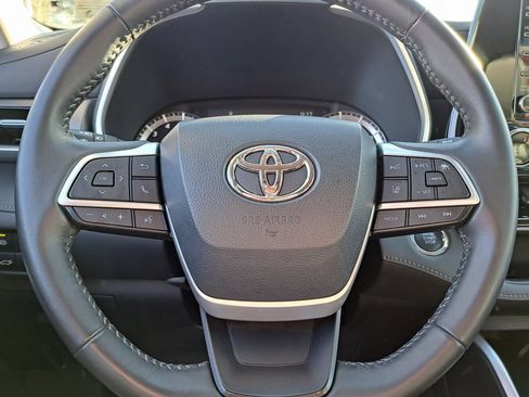 Used 2022 Toyota Highlander XLE image 15