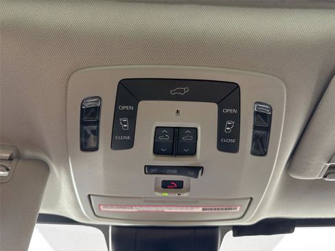 Used 2023 Toyota Sienna Limited FWD image 23