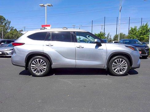 Certified 2021 Toyota Highlander Platinum FWD image 2