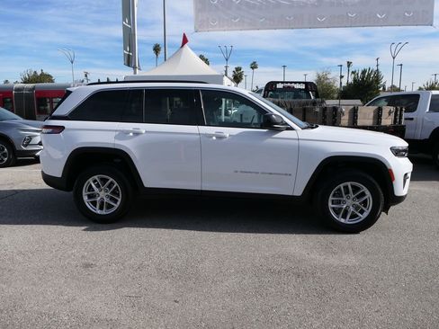 Used 2025 Jeep Grand Cherokee Laredo X image 3