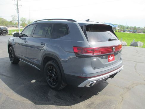 Used 2025 Volkswagen Atlas Peak Edition SE image 7