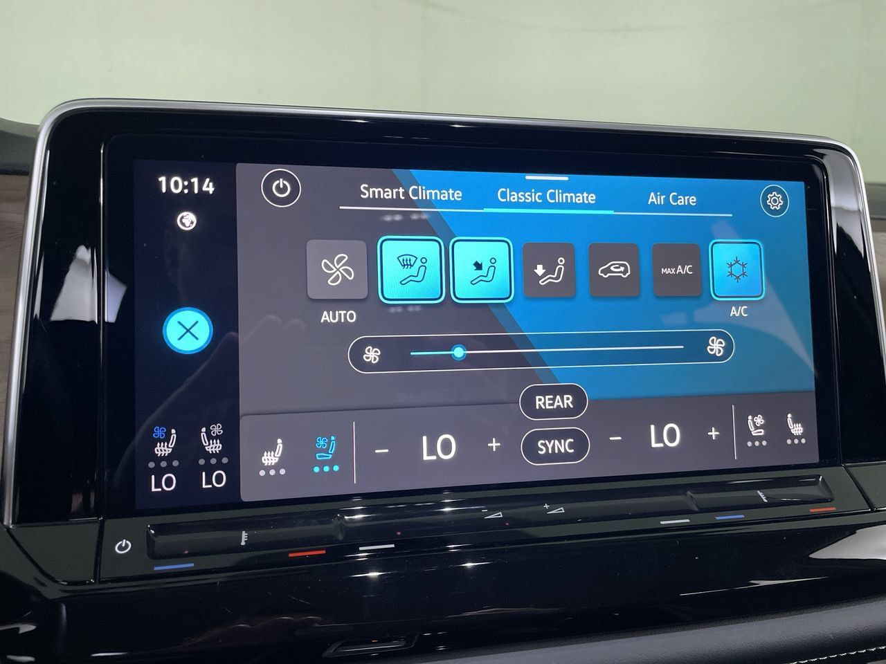 Used 2025 Volkswagen Atlas SE AWD/4WD image 16