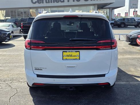 Used 2021 Chrysler Pacifica Touring-L image 5