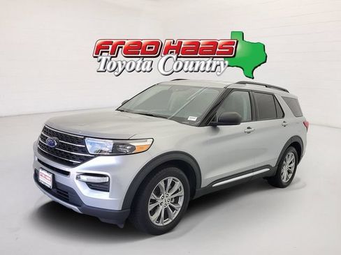 Used 2021 Ford Explorer XLT w/ Equipment Group 202A RWD image 1