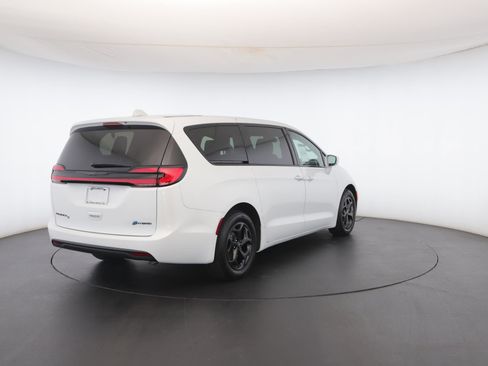 Used 2022 Chrysler Pacifica Touring-L w/ S Appearance Package image 27