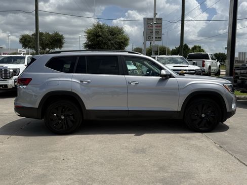 Used 2024 Volkswagen Atlas SE FWD image 3