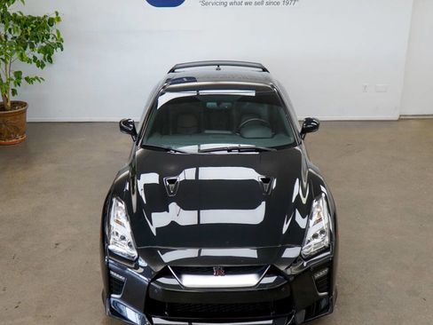 Used 2021 Nissan GT-R Premium image 27