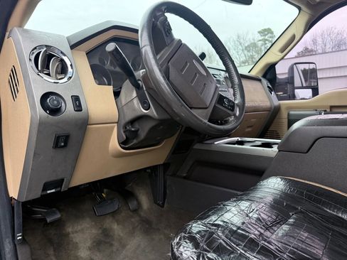 Used 2011 Ford F250 Lariat w/ Lariat Interior Pkg image 17
