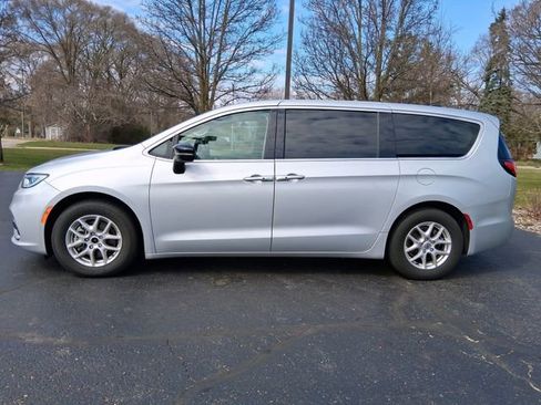 Used 2024 Chrysler Pacifica Touring-L image 3