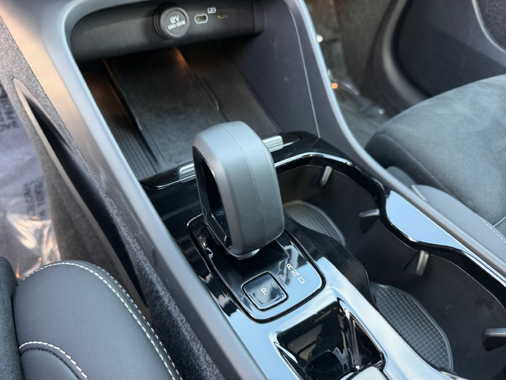 Certified 2024 Volvo XC40 B5 Plus AWD/4WD image 25