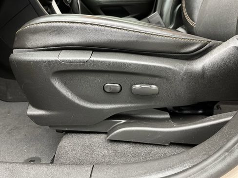 Used 2019 Chevrolet Trax LT w/ Sun & Sound Package AWD/4WD image 11