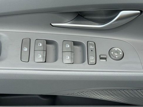 Used 2025 Hyundai Elantra SEL image 11