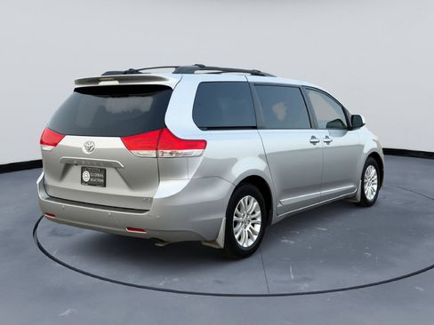 Used 2014 Toyota Sienna XLE image 7