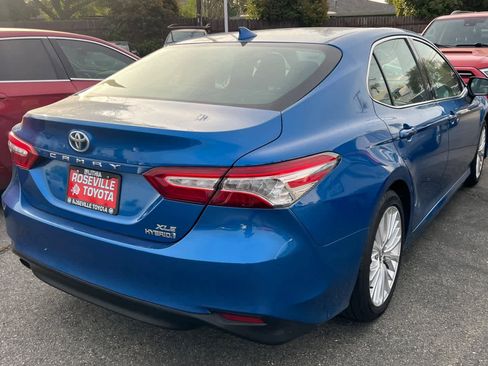Used 2019 Toyota Camry XLE w/ Sunroof Package image 4