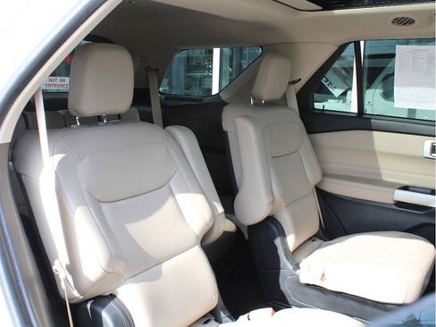 Used 2021 Ford Explorer XLT w/ Equipment Group 202A AWD/4WD image 28