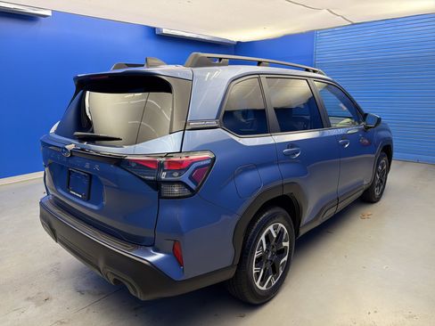 Certified 2025 Subaru Forester Premium image 7