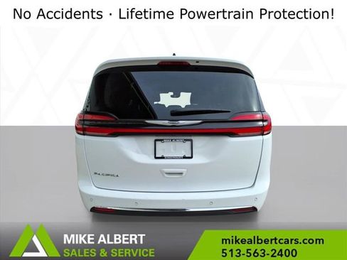 Used 2024 Chrysler Pacifica Touring-L image 6
