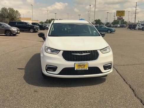 Used 2024 Chrysler Pacifica Touring-L FWD image 3