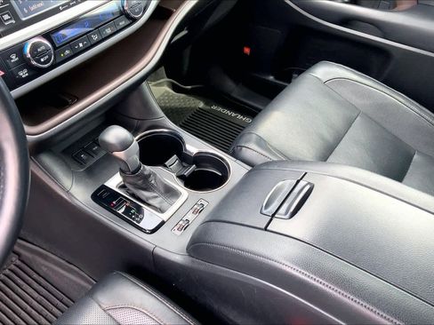 Used 2019 Toyota Highlander Limited Platinum image 16