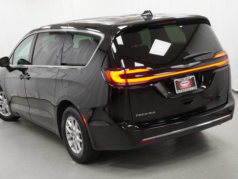 Certified 2024 Chrysler Pacifica Touring-L FWD image 13