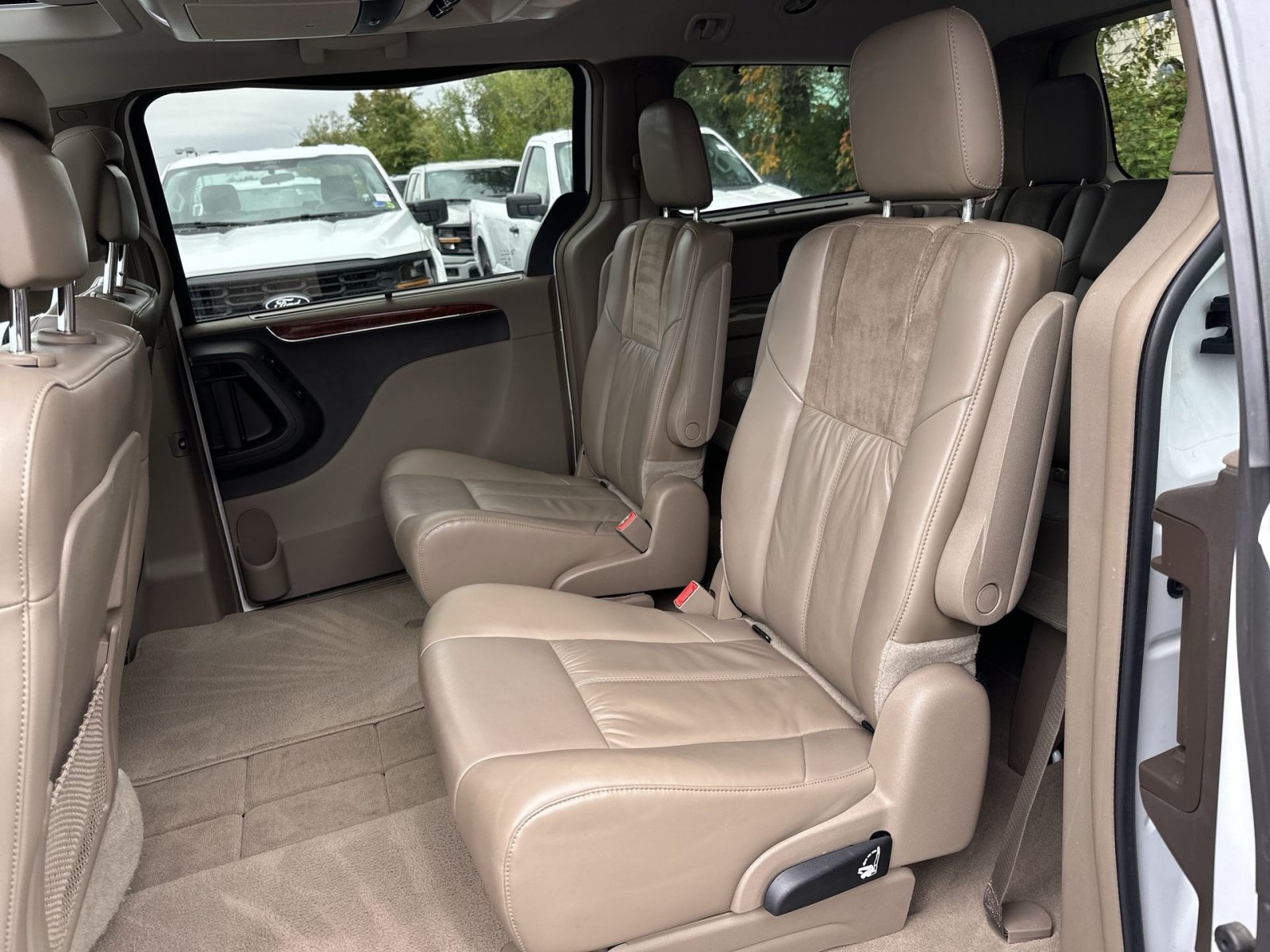 Used 2016 Chrysler Town & Country Limited Platinum FWD image 25