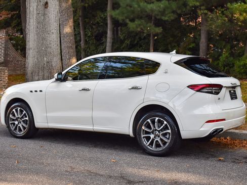 Used 2021 Maserati Levante AWD/4WD image 7