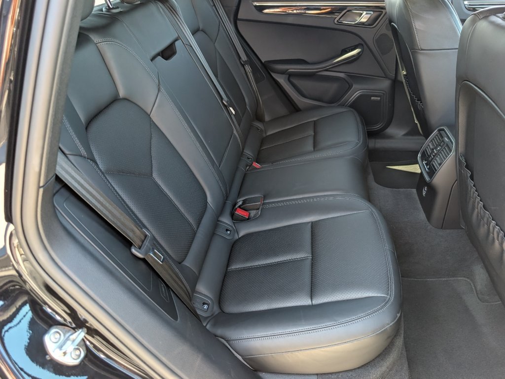 Certified 2025 Porsche Macan AWD/4WD image 7