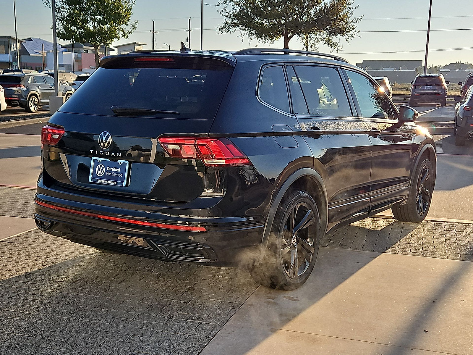 Certified 2024 Volkswagen Tiguan SE R-Line w/ MDO Package, Three-Row FWD image 8