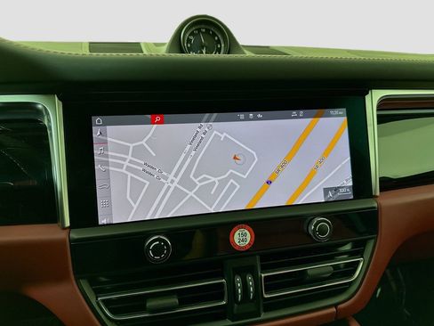 Certified 2024 Porsche Macan AWD/4WD image 16